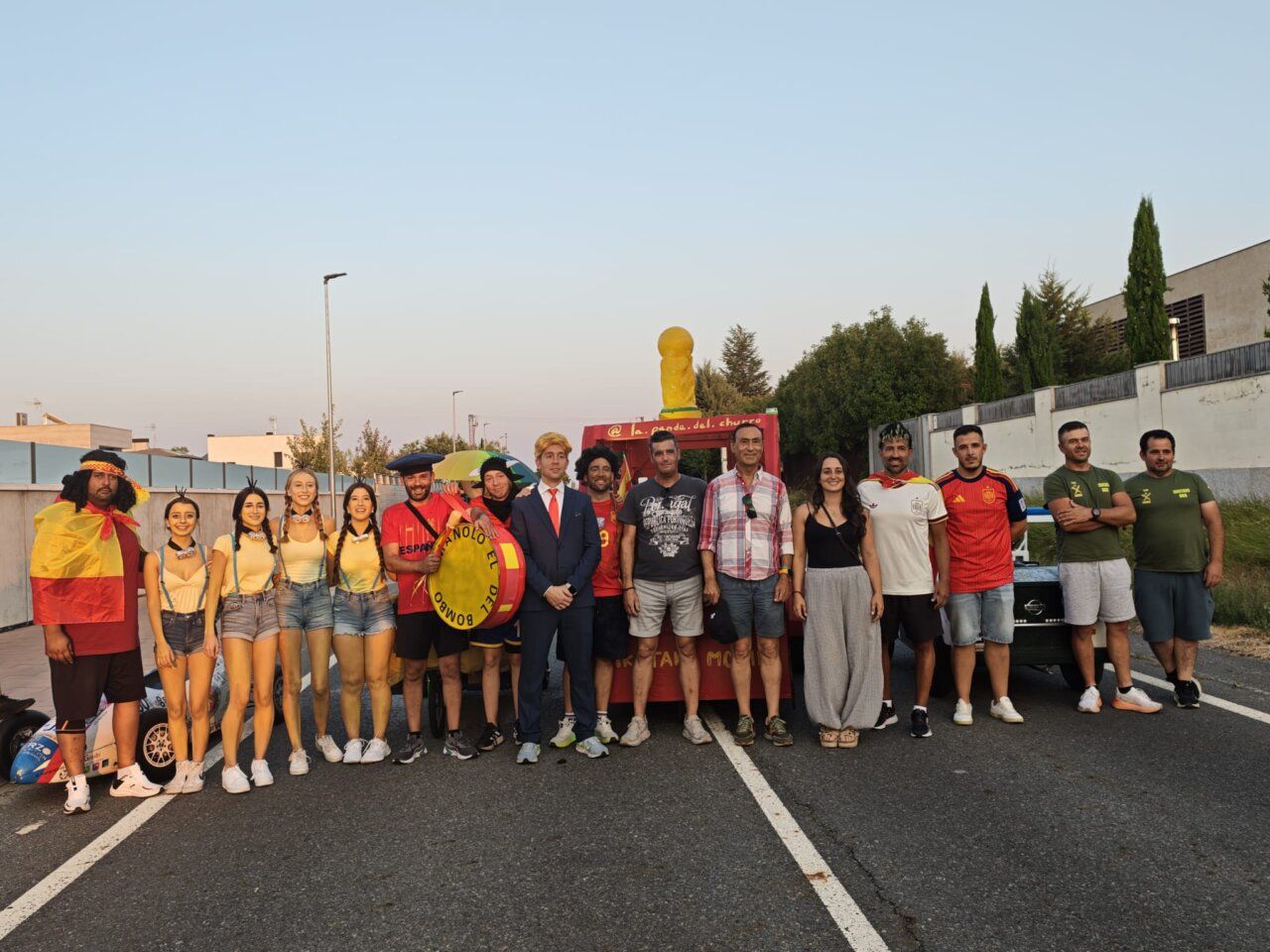 Grupo de participantes en la V Carrera de Autos Locos en Carbajosa de la Sagrada