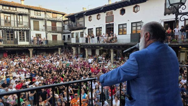 Multitud de personas celebrando en las fiestas de La Alberca