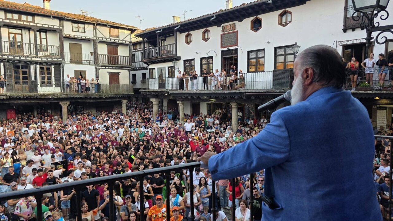 Multitud de personas celebrando en las fiestas de La Alberca
