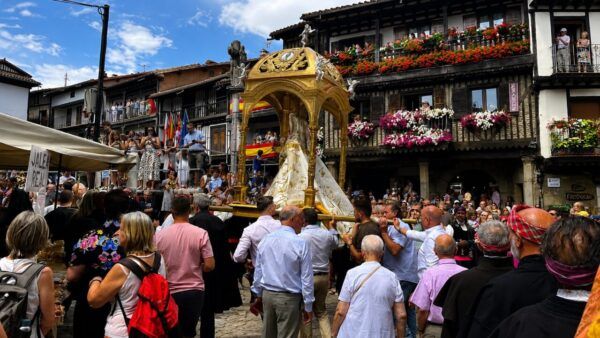 Celebración del Diagosto en La Alberca con multitud de personas y decoraciones florales
