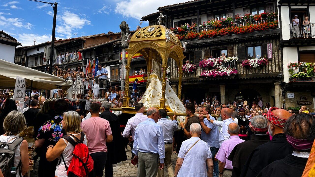 Celebración del Diagosto en La Alberca con multitud de personas y decoraciones florales