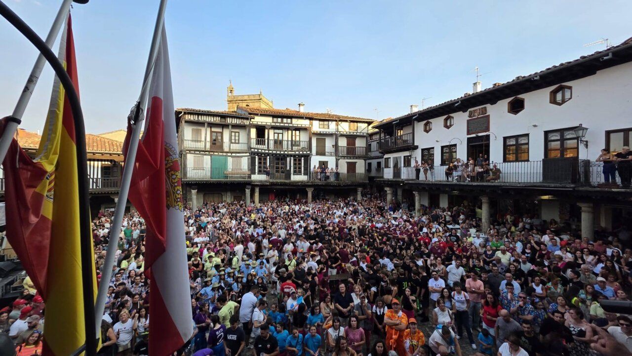 Multitud de personas en la plaza de La Alberca durante las fiestas