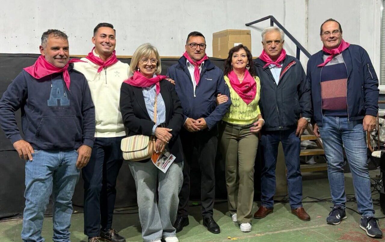Grupo de personas con pañuelos rosas durante las fiestas de La Vellés