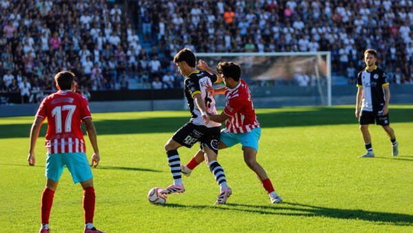 Jugadores de Unionistas y CD Lugo en un partido de fútbol