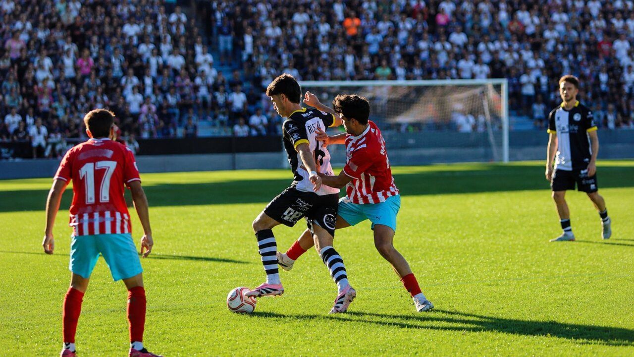 Jugadores de Unionistas y CD Lugo en un partido de fútbol
