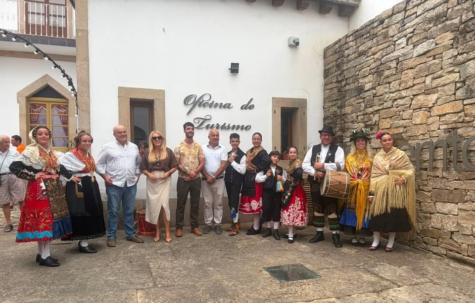 Grupo de personas en trajes tradicionales durante el festival de folclore en Lumbrales