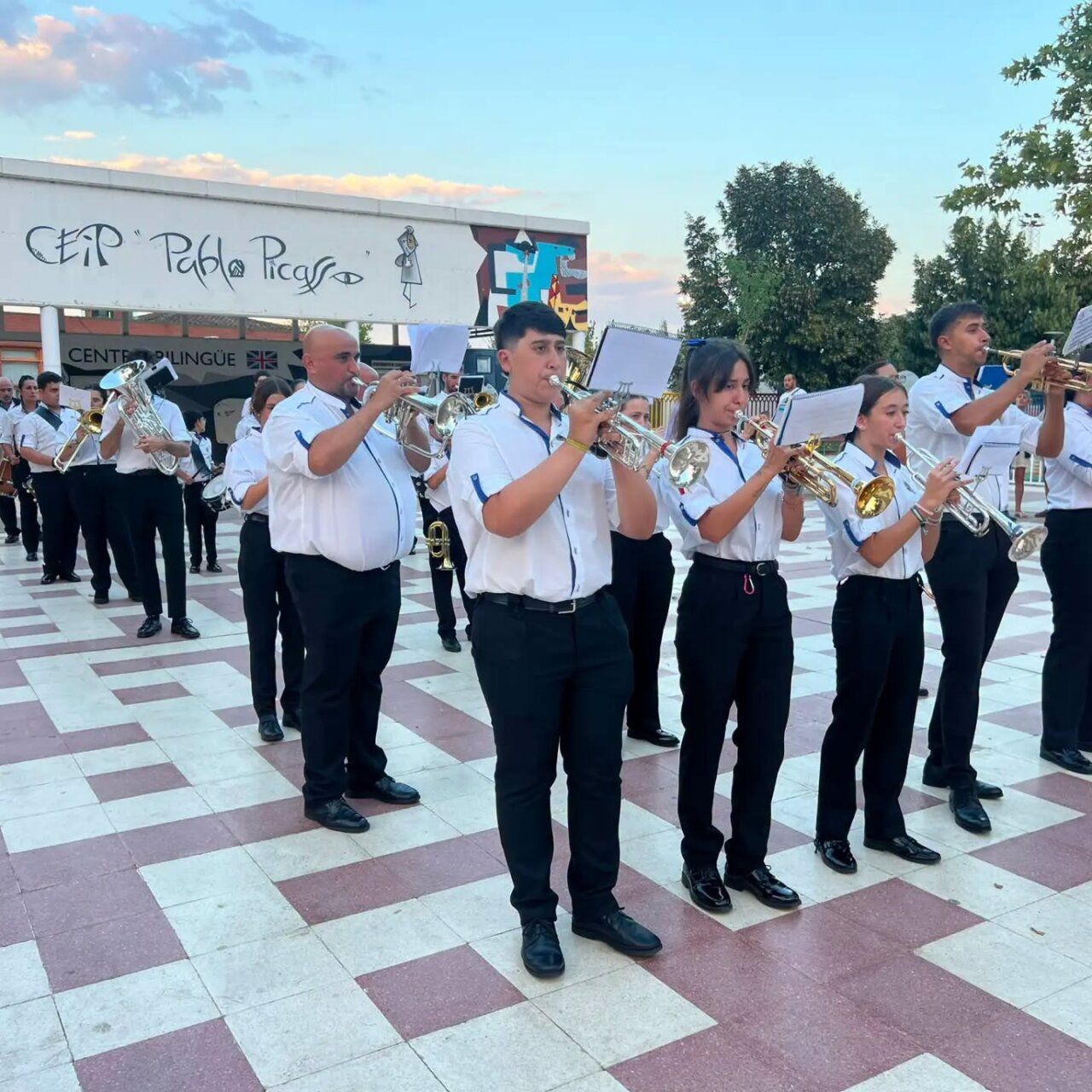 Grupo de majorettes en Carbajosa durante las fiestas de San Roque