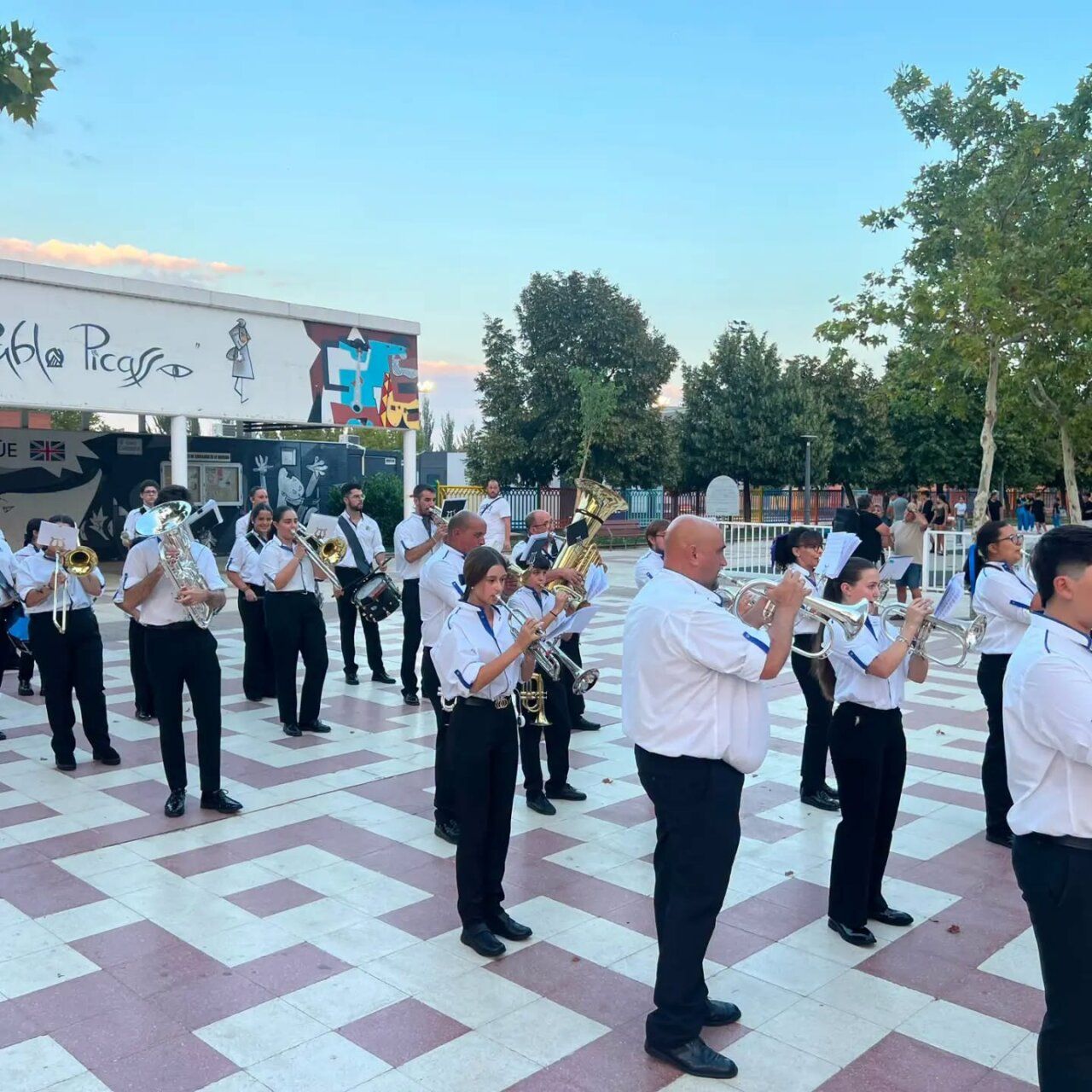 Majorettes actuando en las calles de Carbajosa durante las fiestas