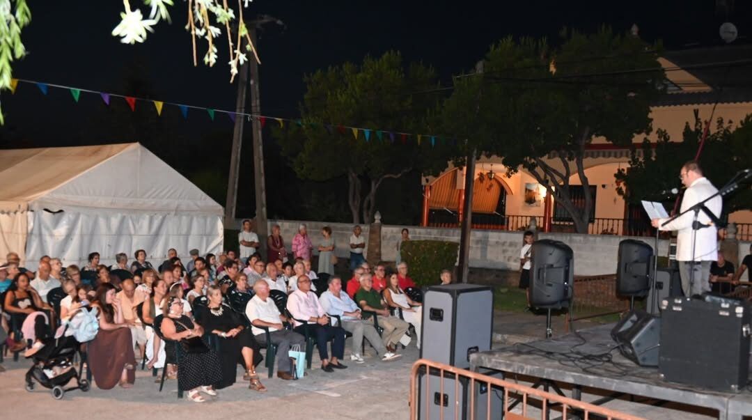 Marcos Iglesias dando un pregón en las fiestas de El Puente ante una multitud.