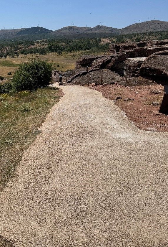 Camino accesible en el yacimiento arqueológico de Tiermes en Soria