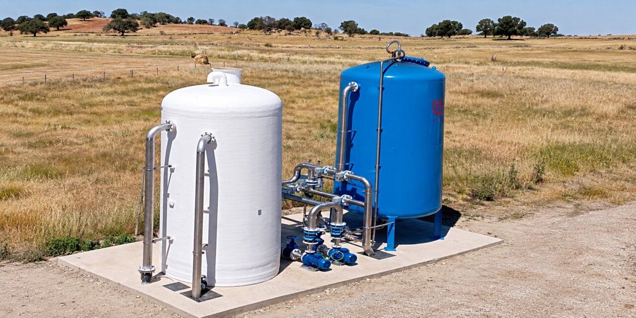 Estación de tratamiento de agua potable con filtros en el campo