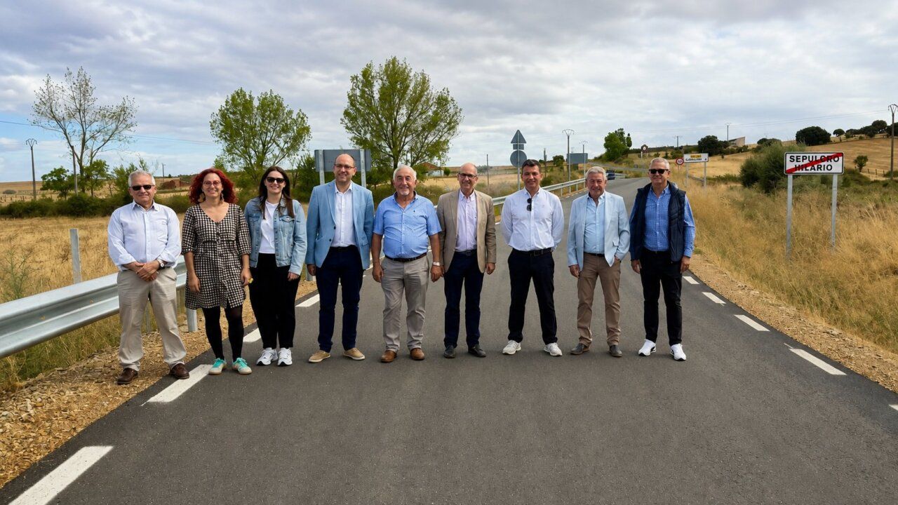 Grupo de personas en la carretera DSA-342 entre Cabrillas y Sepulcro-Hilario