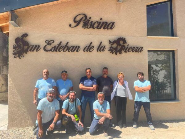 Grupo de trabajadores frente a la piscina de San Esteban de la Sierra