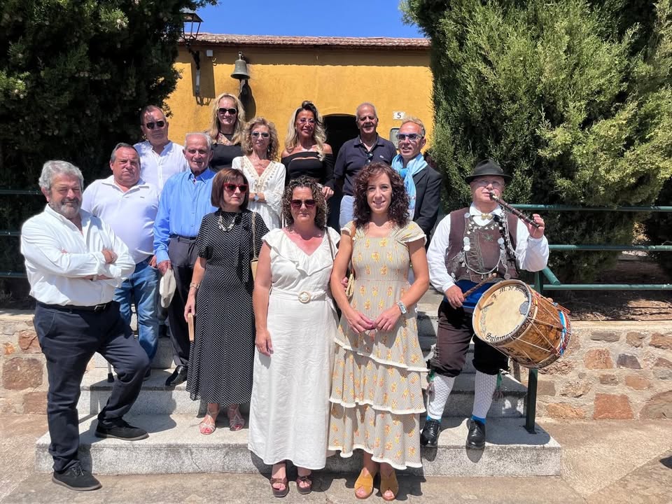 Grupo de personas celebrando la fiesta de San Roque en Membribe