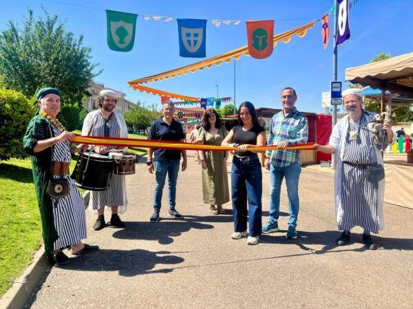 Inauguración del Mercado Medieval en Carbajosa con personajes históricos y ambiente festivo.