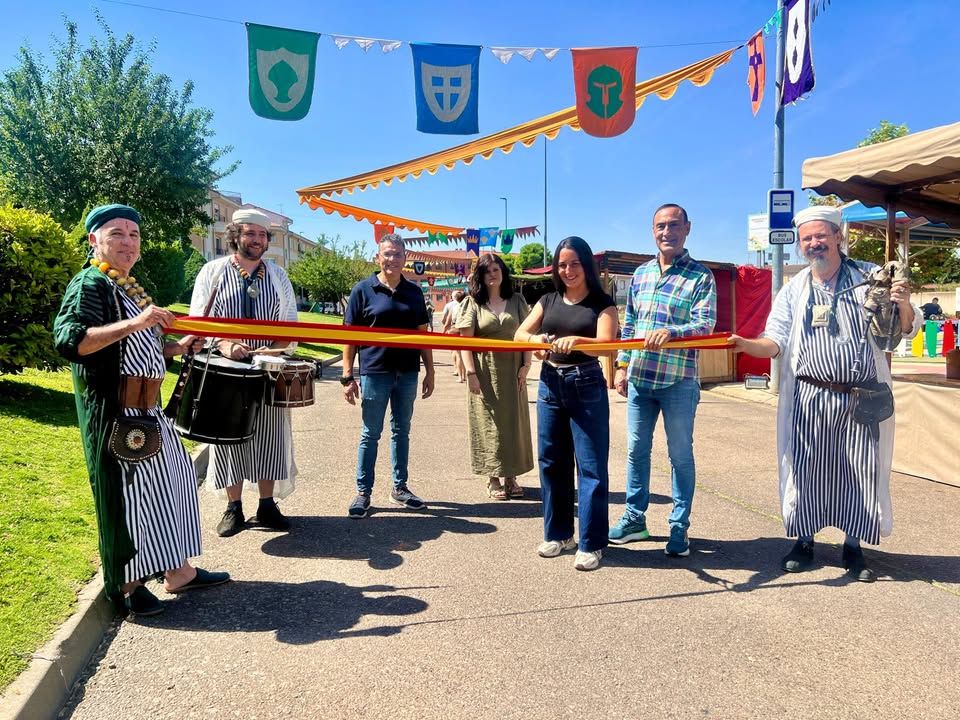 Inauguración del Mercado Medieval en Carbajosa con personajes históricos y ambiente festivo.
