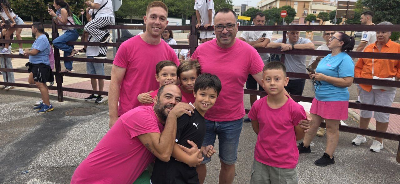Familias disfrutando del encierro de mini bueyes en Carbajosa de la Sagrada