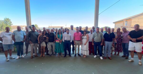 Grupo de personas en la comida popular de Montejo durante las fiestas de verano 2026