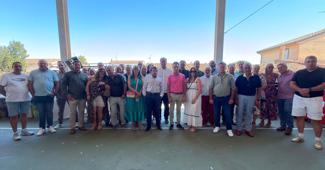 Grupo de personas en la comida popular de Montejo durante las fiestas de verano 2026