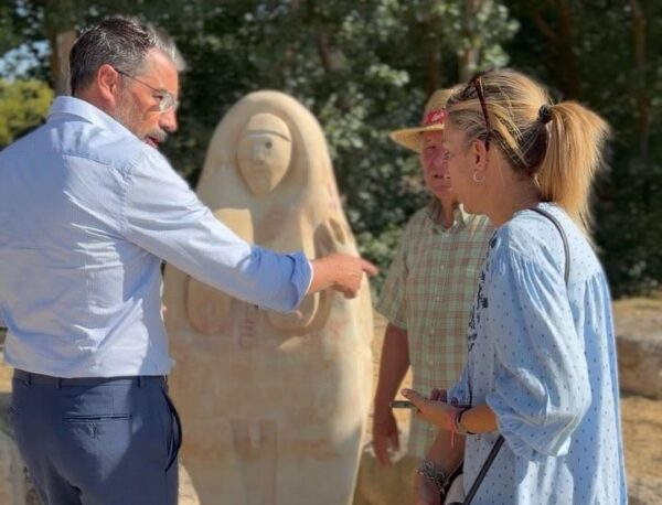 Inauguración de esculturas en Mozodiel de Sanchíñigo con asistentes