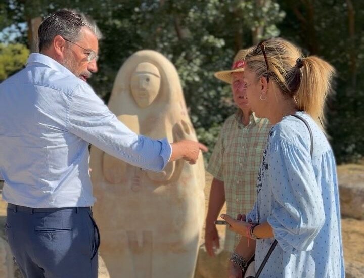 Inauguración de esculturas en Mozodiel de Sanchíñigo con asistentes