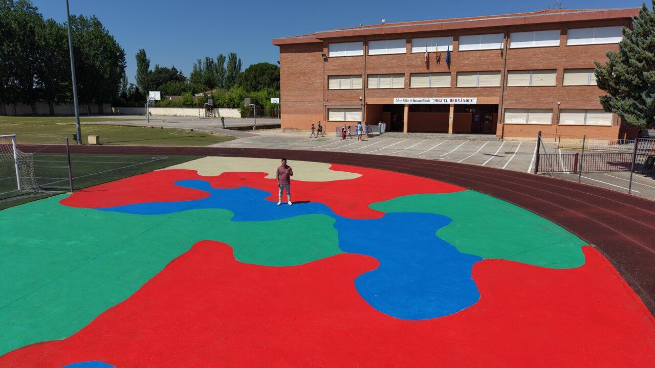 Mural colorido en la pista de atletismo del Colegio Miguel Hernández en Santa Marta.