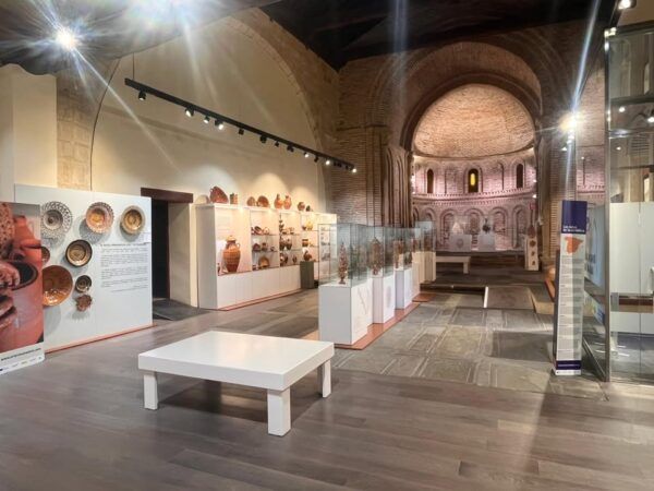 Interior del Museo de Alfarería en Alba de Tormes con cerámica expuesta