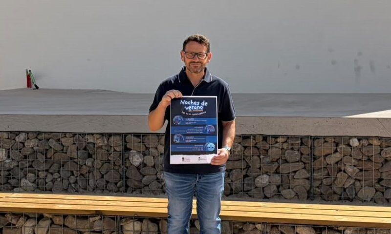 Hombre sosteniendo un cartel sobre actividades de verano en Doñinos