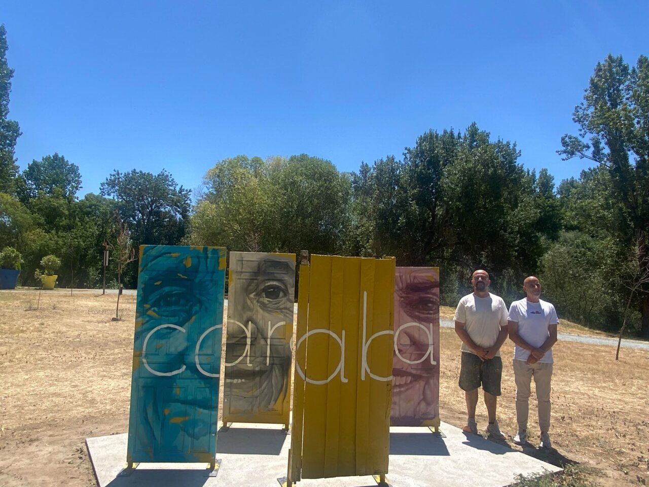 Obra de arte Caraba en la Isla del Soto con puertas coloridas y rostros