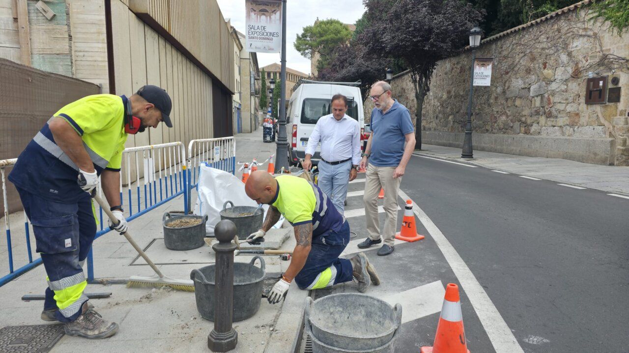 Trabajadores realizando mejoras en la calle Arroyo de Santo Domingo en Salamanca