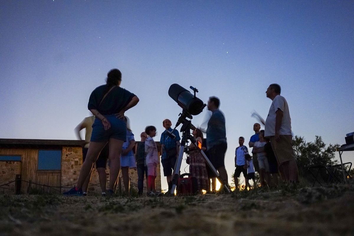 Grupo de personas observando el cielo con un telescopio en Salamanca
