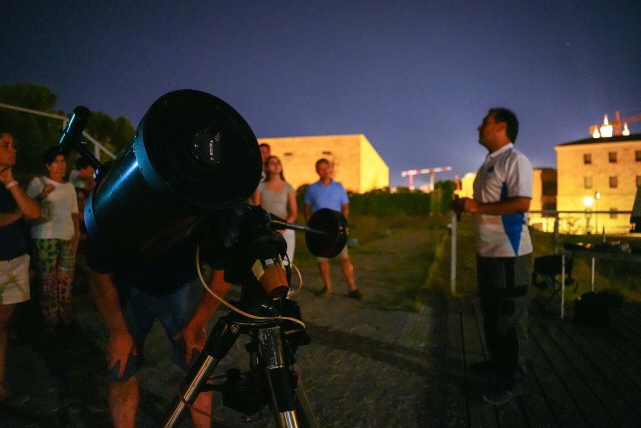 Grupo de personas observando a través de un telescopio en Salamanca