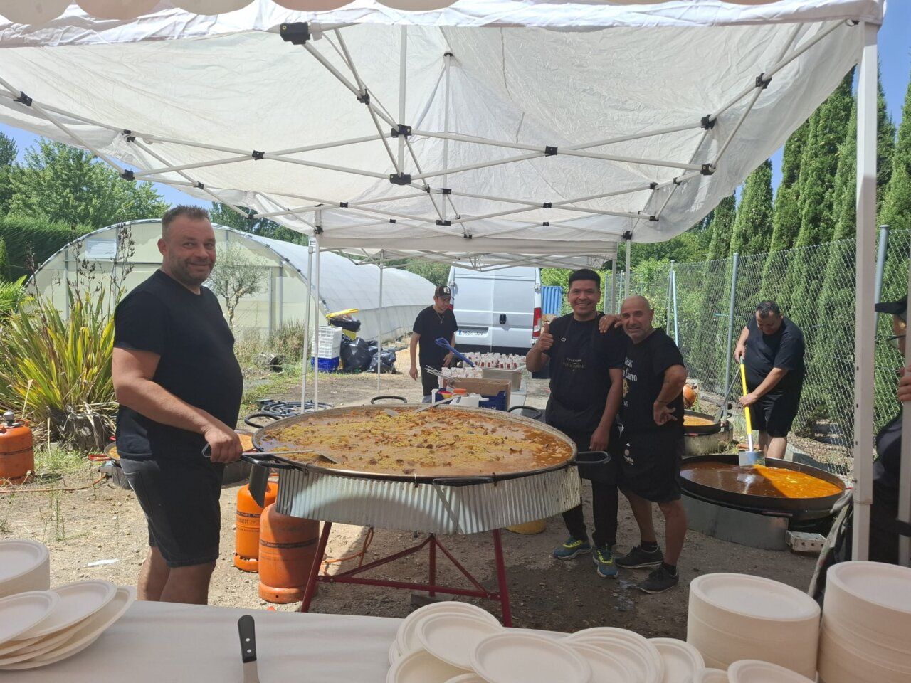 Preparación de una gran paella en las fiestas de San Roque en Carbajosa de la Sagrada