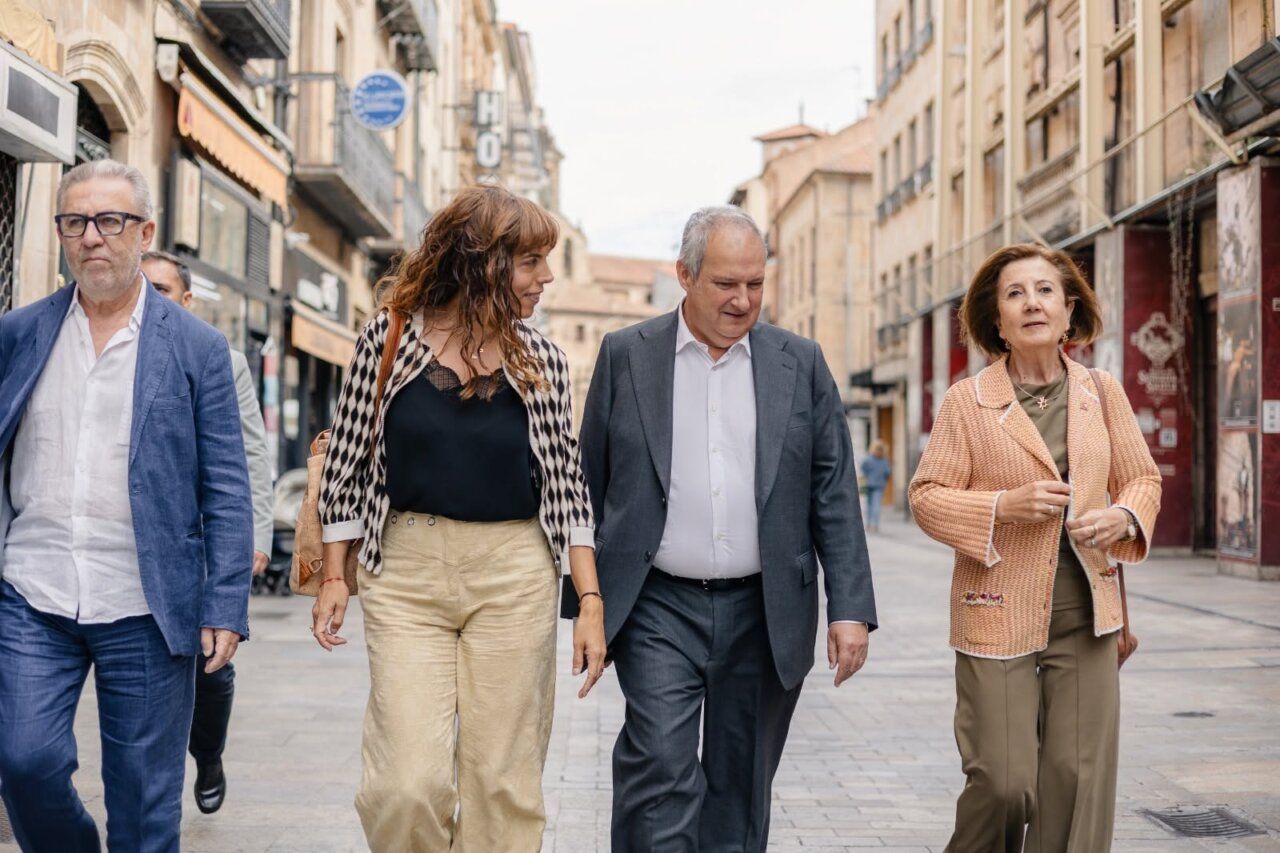 Visita de autoridades en las calles de Salamanca para discutir patrimonio turístico.