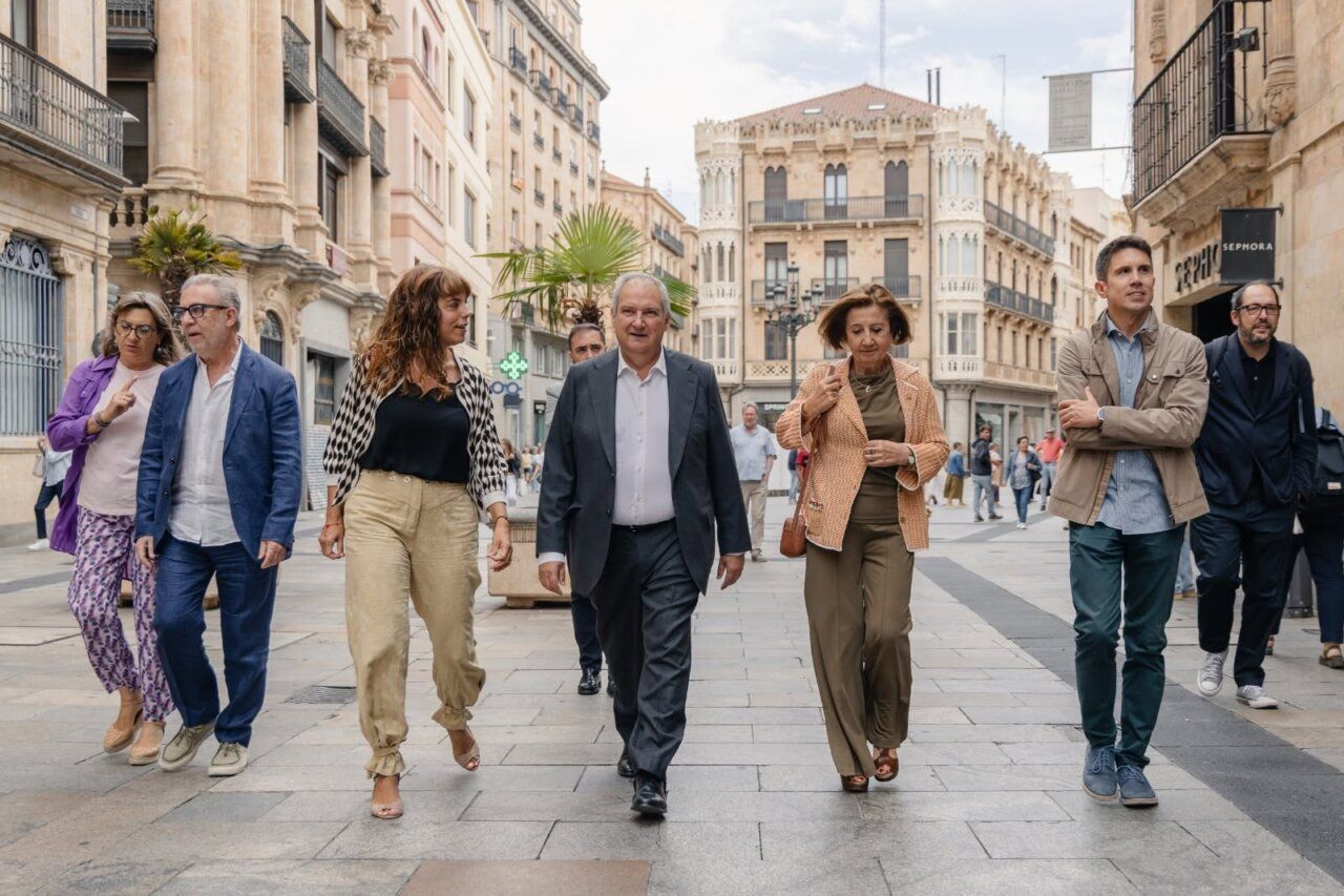 Grupo de personas caminando por la ciudad de Salamanca