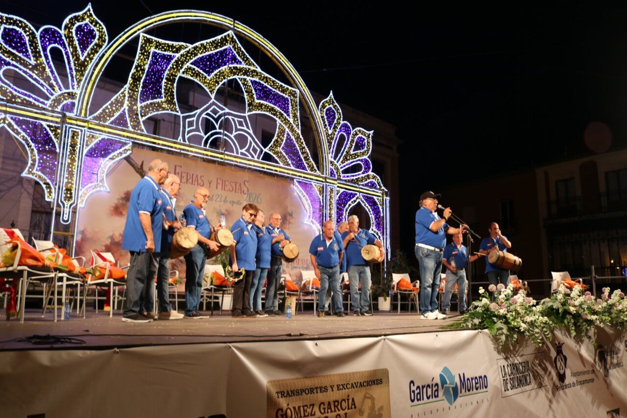 Acto inaugural de las Ferias y Fiestas 2026 en Peñaranda con músicos y decoraciones luminosas