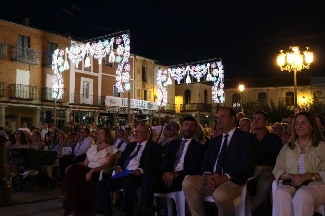 Asistentes disfrutando de la inauguración de las Ferias y Fiestas en Peñaranda de Bracamonte.