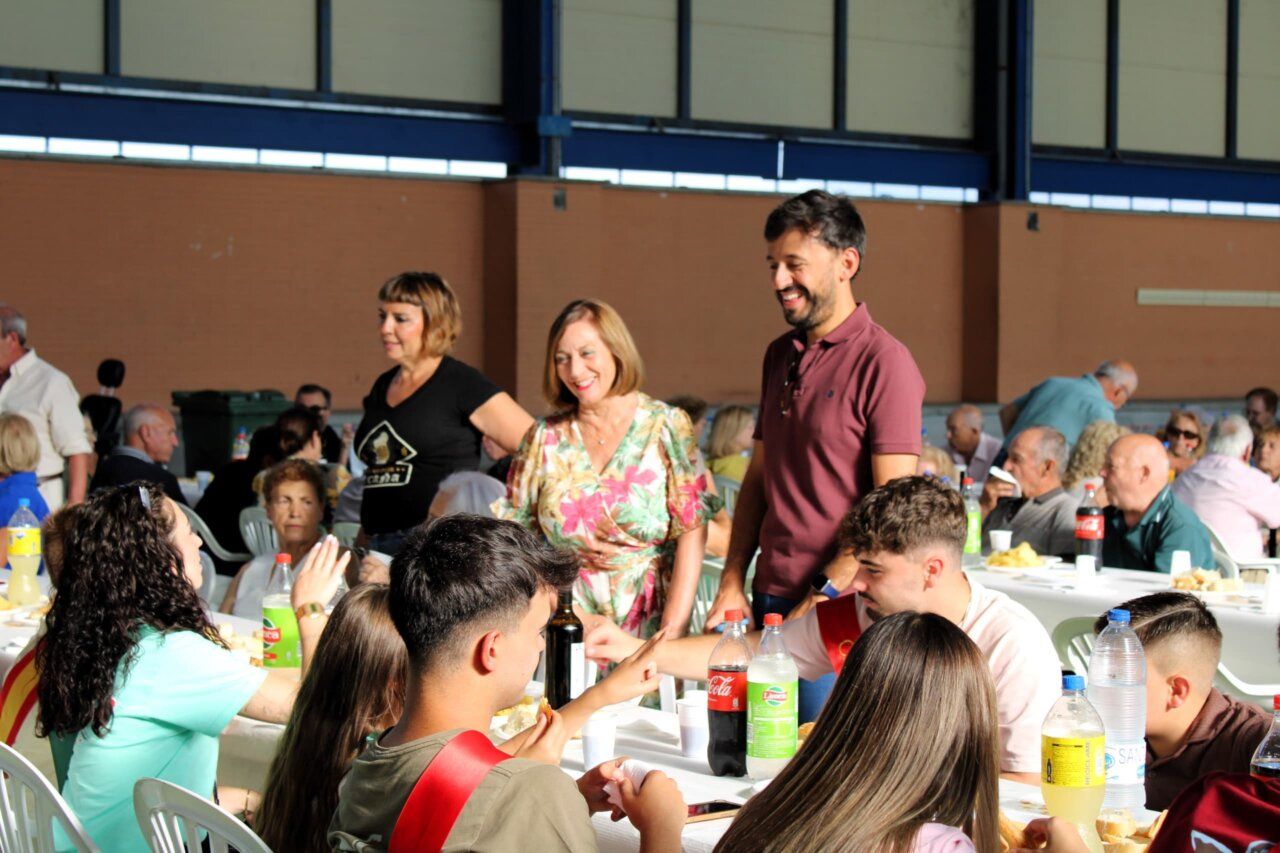 Grupo de personas disfrutando de una merienda en Peñaranda de Bracamonte durante las fiestas