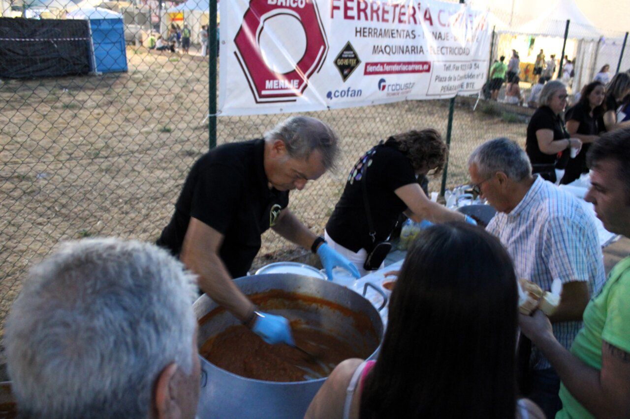 Personas participando en la degustación de patatas meneás en Peñaranda de Bracamonte