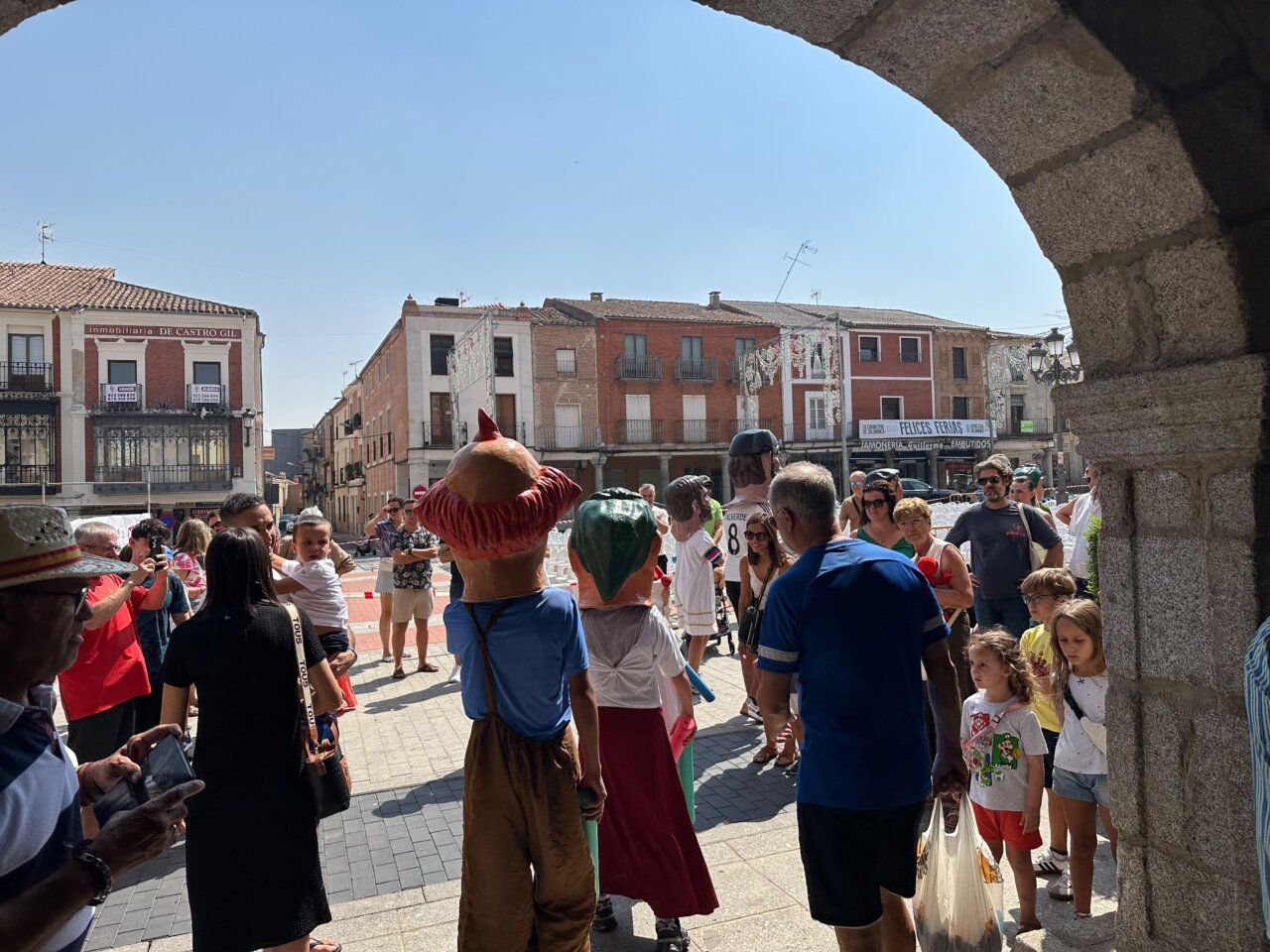 Celebración de las fiestas en Peñaranda con peñas y familias en la plaza