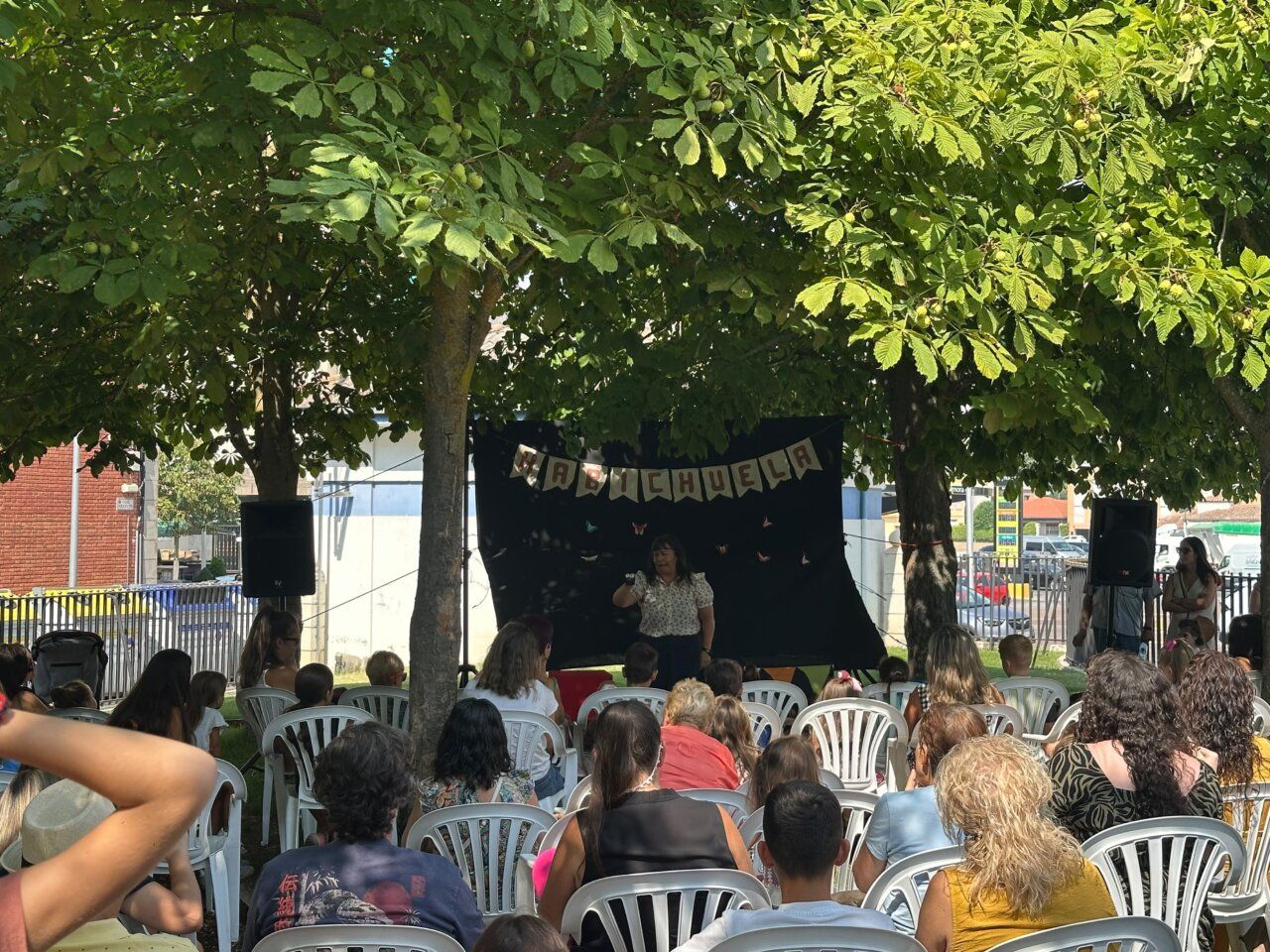 Cuentacuentos en Peñaranda durante las fiestas de 2026 con público sentado.