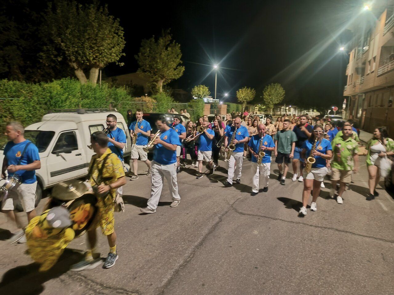 Desfile festivo en Peñaranda con músicos y participantes en la calle