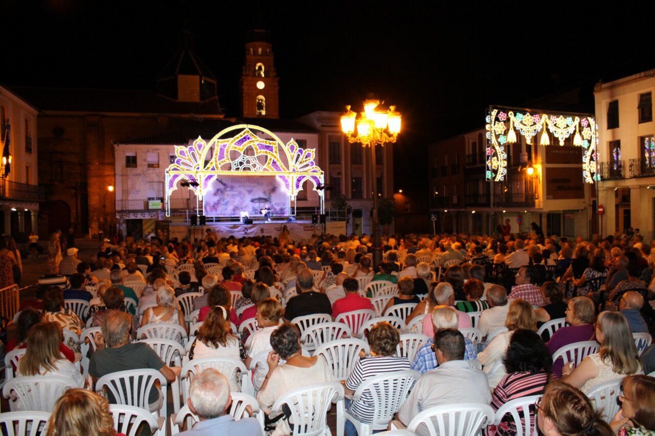Gran ambiente festivo en la Plaza de España durante las fiestas de Peñaranda.