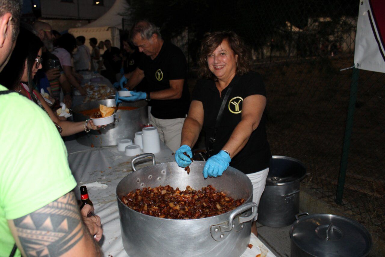 Voluntarios sirviendo comida en las fiestas de Peñaranda de Bracamonte
