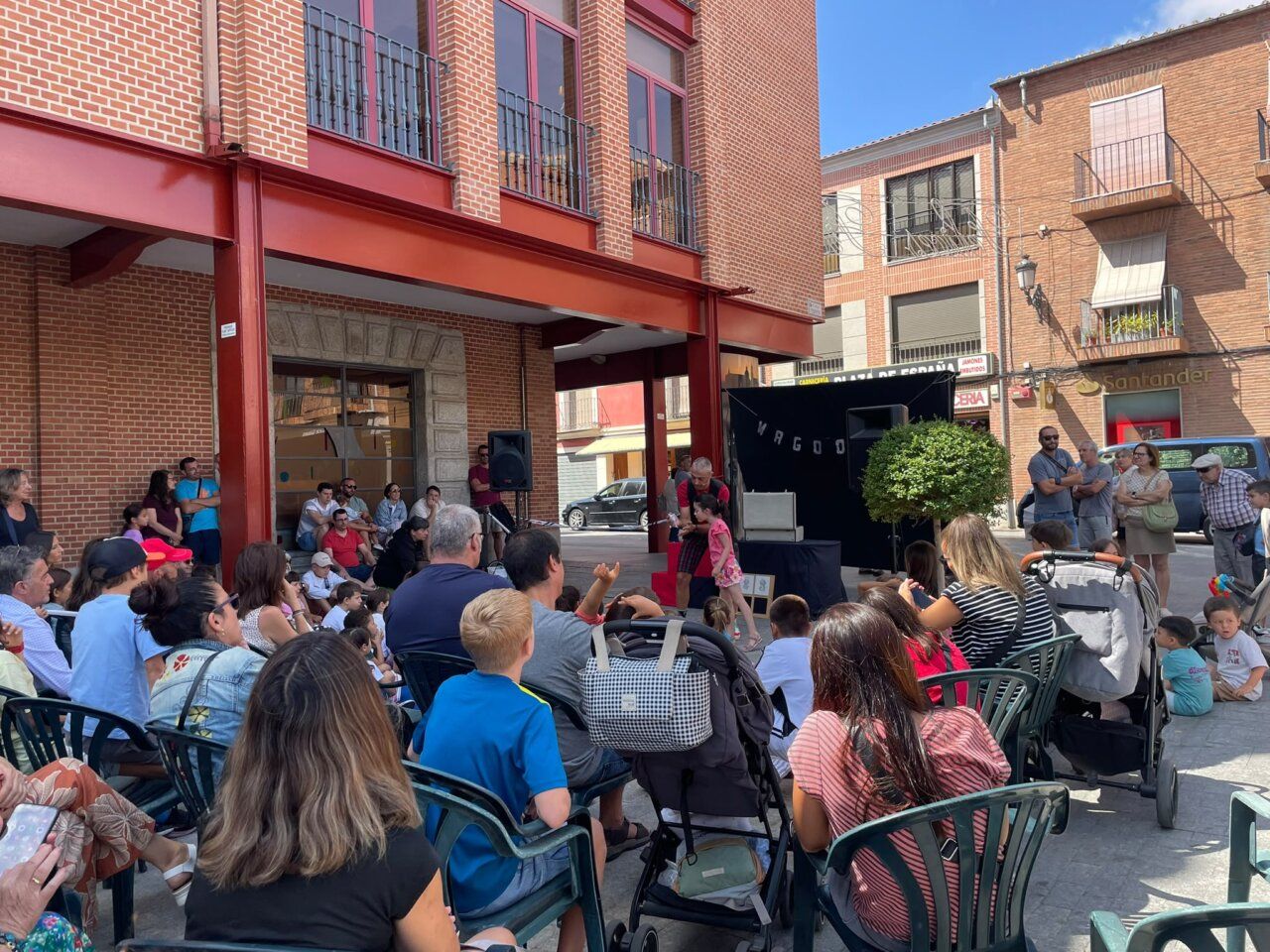 Espectáculo de magia en la Plaza de España de Peñaranda de Bracamonte con niños y adultos.