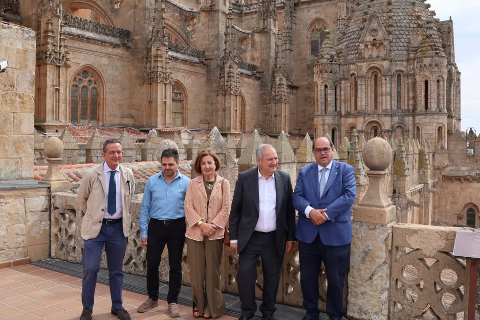 Grupo de personas en la terraza de Ieronimus con la catedral de fondo