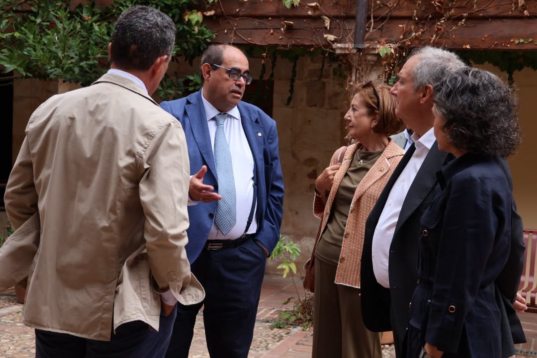 Grupo de personas conversando durante la visita al Ieronimus