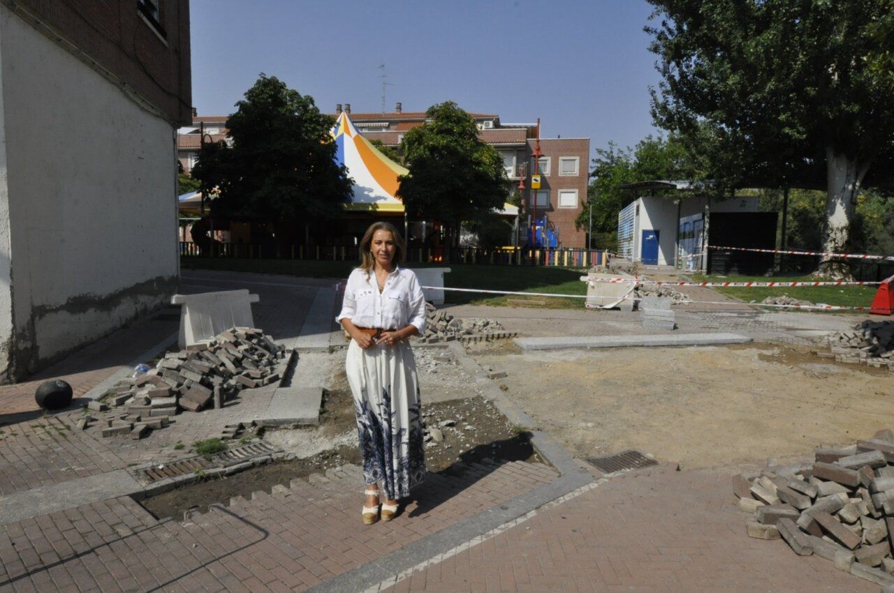 Mujer en la plaza del Ángel durante la Feria de Día en Salamanca