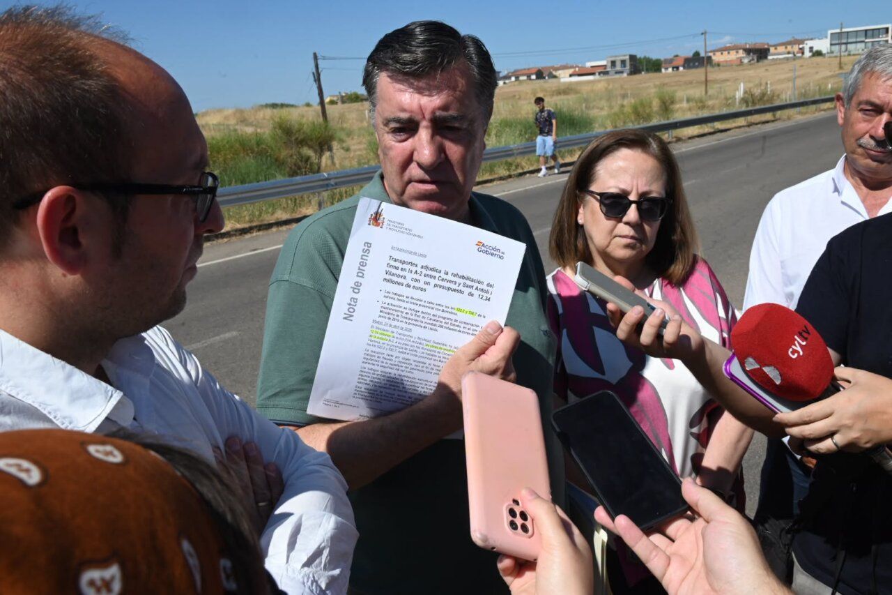 Reunión del PP sobre la rehabilitación de la A-62 con documentos en mano.
