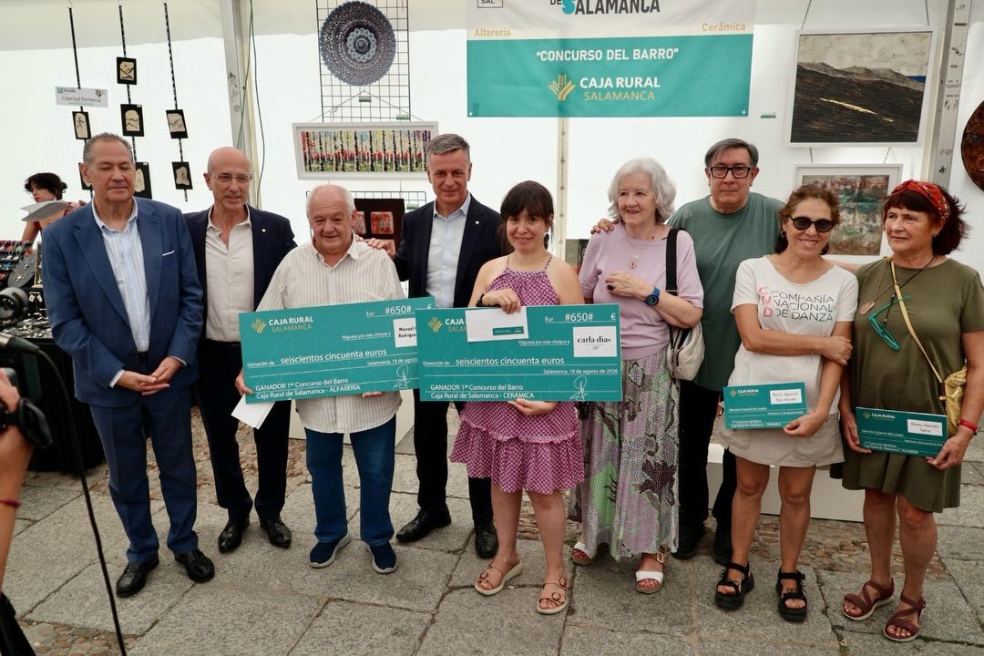 Entrega de premios del Concurso del Barro en Salamanca con participantes y concejales.